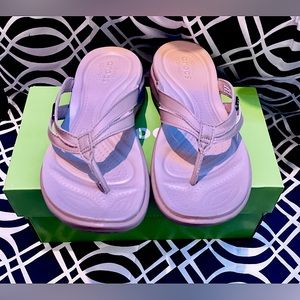 ✨Women’s Crocs Flip Flops✨